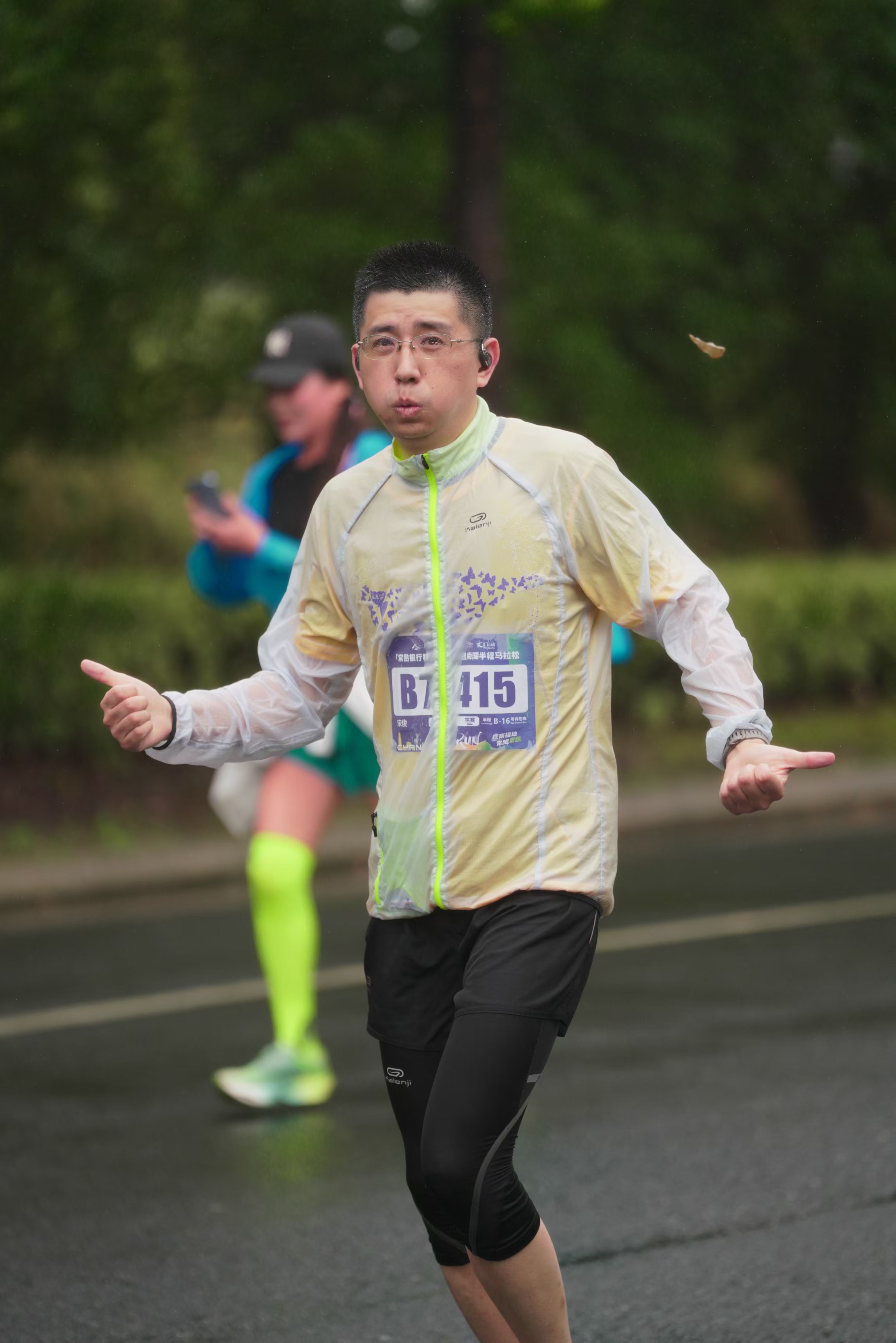 大风夹杂着雨水落叶